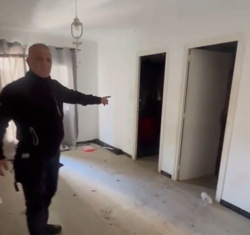 Mediador dentro de una vivienda recuperada