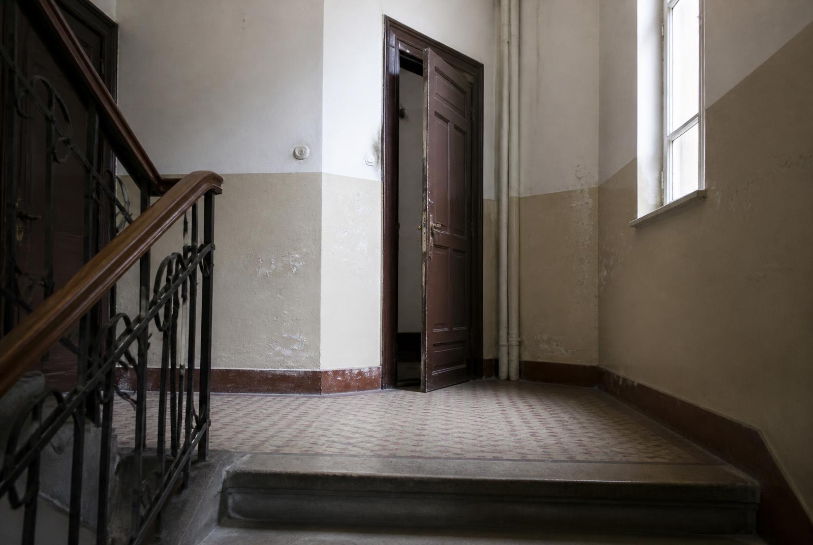 Mediador ante la puerta de una vivienda durante una visita