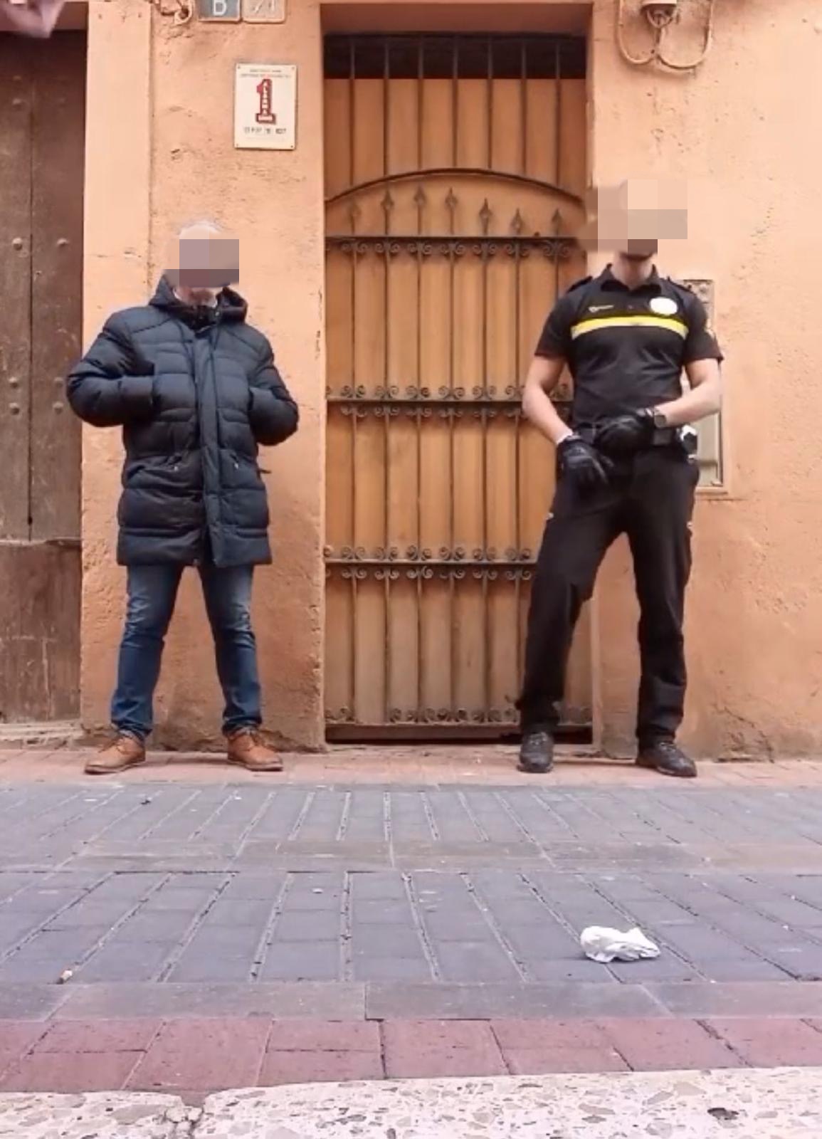 Equipo de mediación trabajando en un caso
