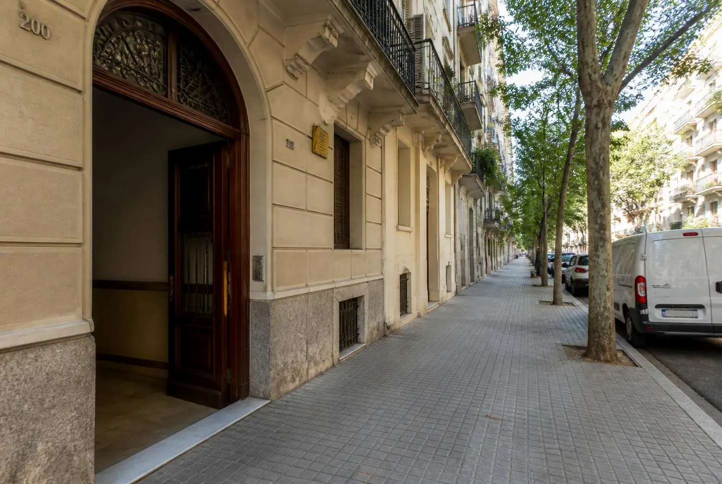 Equipo de Grupo Control 2030 en la calle, junto al portal de un inmueble