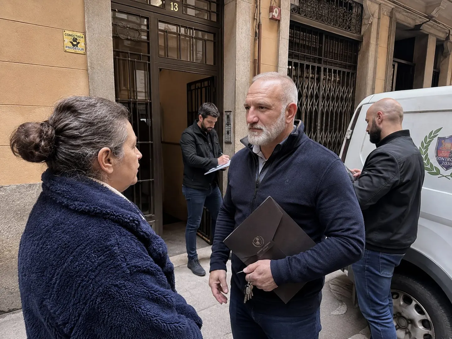 Jorge, mediador de Grupo Control 2030, hablando en la puerta de una vivienda