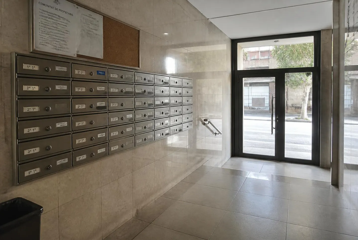 Dos personas ante la puerta de un inmueble en Barcelona