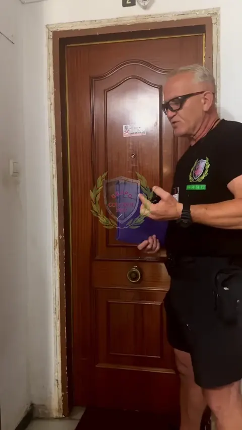 Portal de un edificio de viviendas durante una visita de mediación