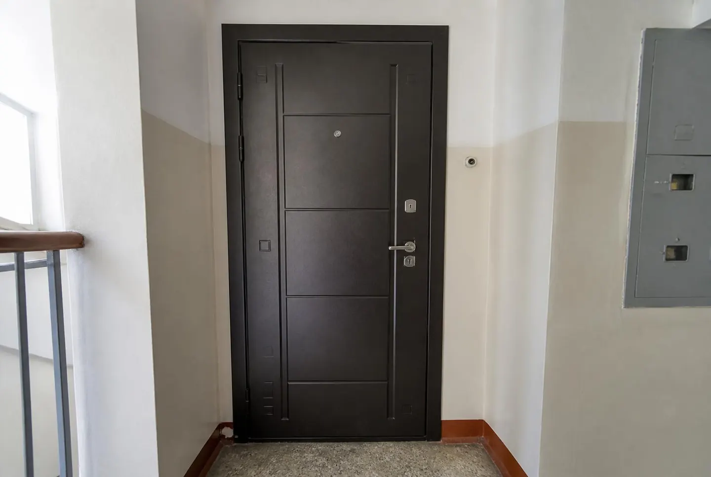 Portal de un edificio de viviendas durante una visita de mediación