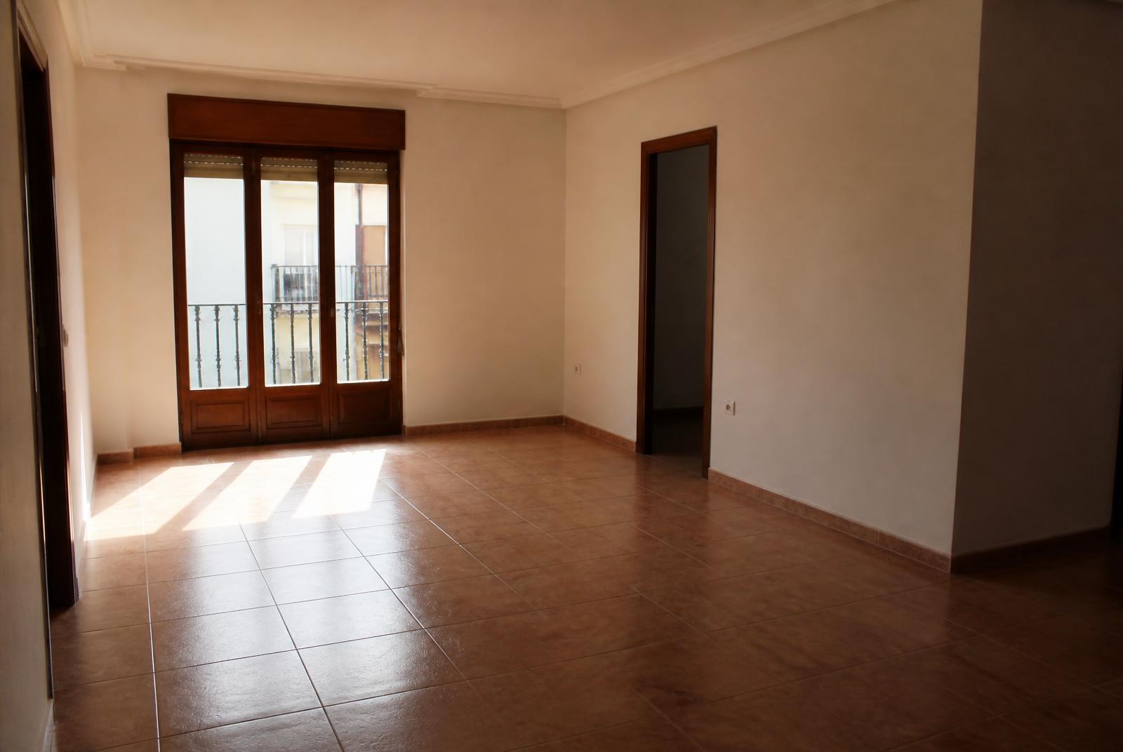 Llaves puestas en la cerradura de una vivienda tras un acuerdo de salida